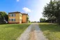 Preview: Rustic dream home in Italy – 3,000 m² surrounded by greenery with panoramic views, farmhouse with gravel driveway and outbuildings.