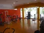 Preview: Palestra del residence con attrezzi ginnici e ampie vetrate
