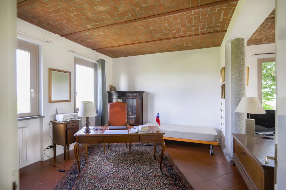 Preview: Rustic dream home in Italy – 3,000 m² surrounded by greenery with panoramic views Preview: Rustic dream home in Italy – 3,000 m² surrounded by greenery with panoramic views, study room with desk and brick ceiling.