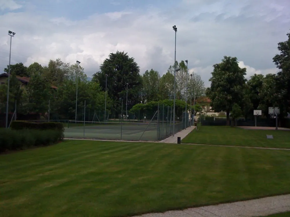 Area verde del residence con campo da tennis e parco ben curato