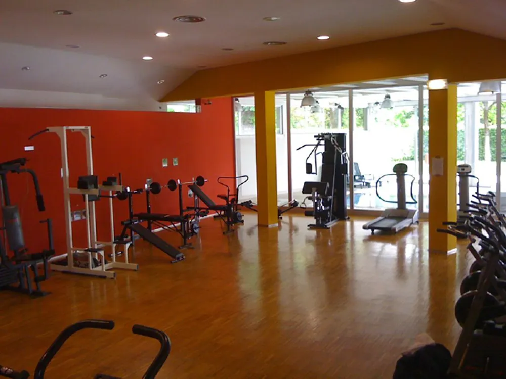 Preview: Palestra del residence con attrezzi ginnici e ampie vetrate