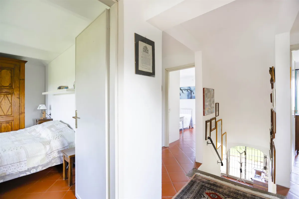 Rustic dream home in Italy – 3,000 m² surrounded by greenery with panoramic views, upstairs hallway with access to bedrooms.