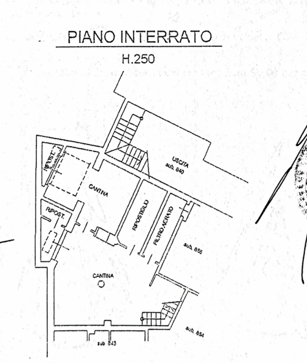 Pianta del piano interrato con cantina, ripostigli e accesso al garage