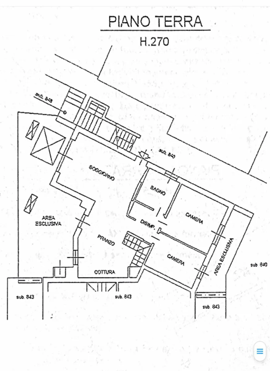 Pianta del piano terra con zona giorno, cucina, camere da letto e giardino privato